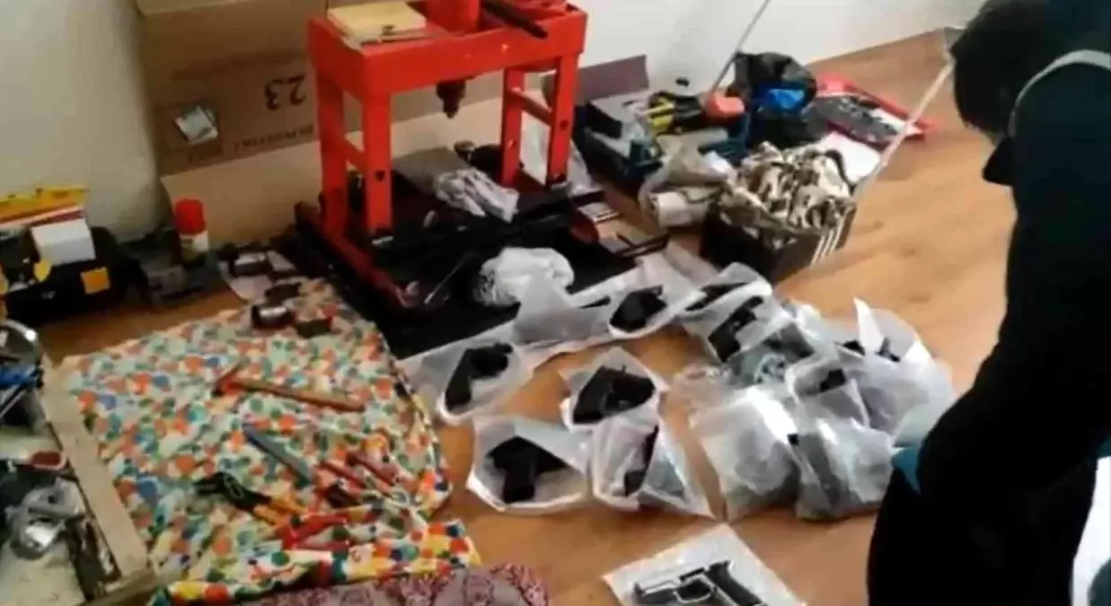 Silah kaçakçısının evinden adeta cephanelik çıktı