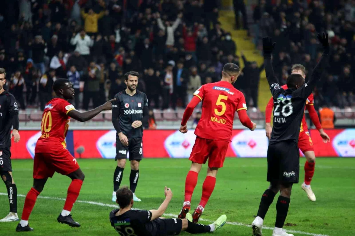 Spor Toto Süper Lig: Kayserispor: 3 Sivasspor: 0 (İlk yarı)