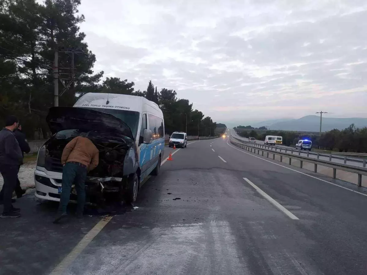 Toplu taşıma aracı alev alev yandı, yolcular son anda tahliye edildi