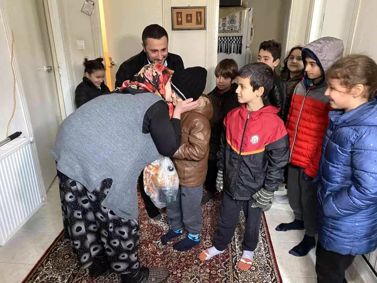 Üsküdar'da çocukların kumbara paraları ihtiyaç sahiplerine 'yardım' oldu