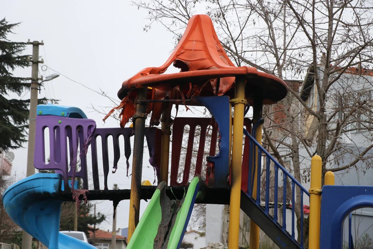 Uzunköprü Belediyesi ilçedeki bir parktaki çocuk oyun grubunun yakıldığı iddiasıyla suç duyurusunda bulundu