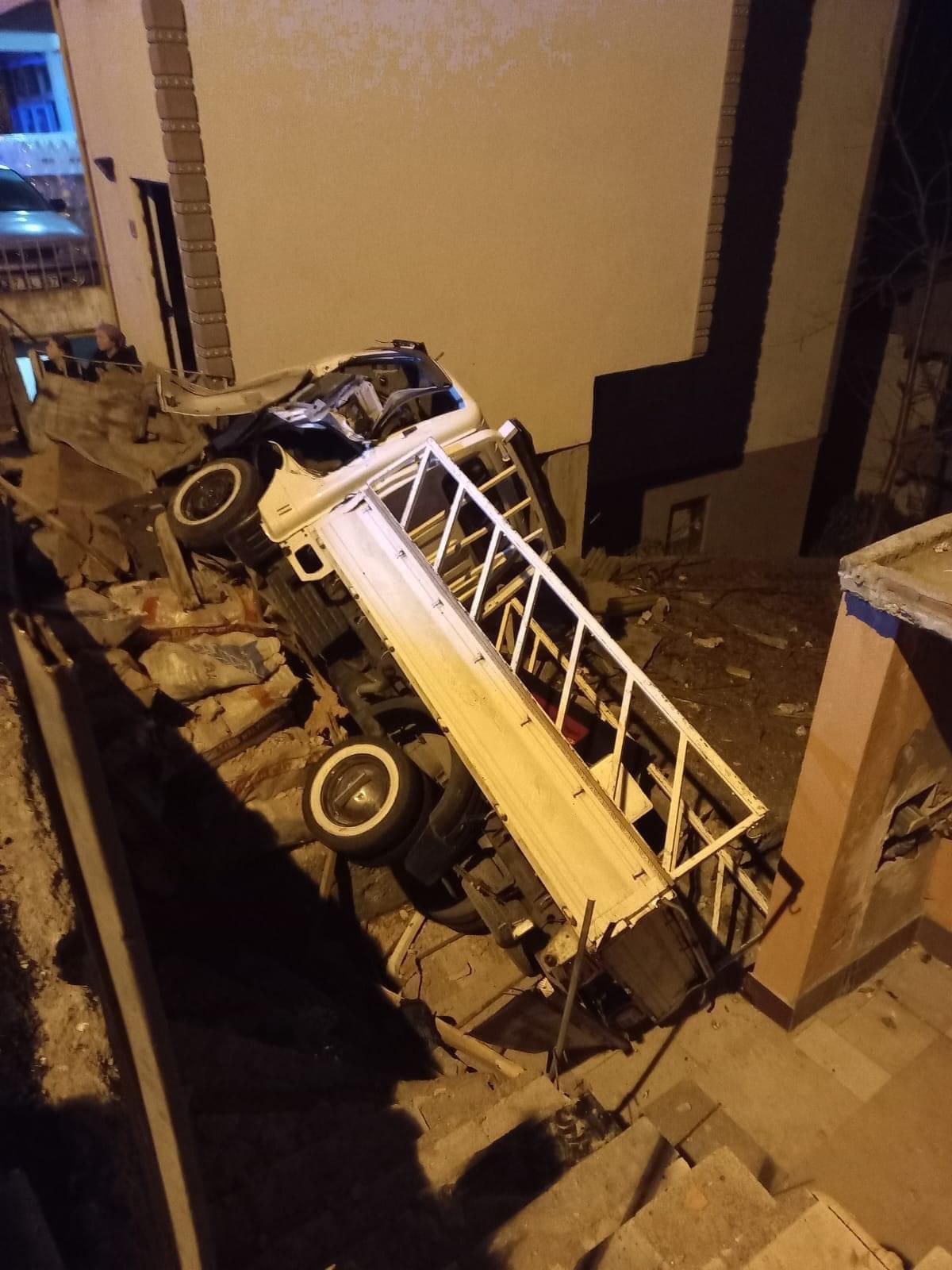 Zonguldak\'ta park halindeki araçlara çarpan kamyonet apartman boşluğuna devrildi