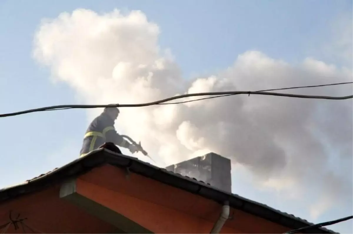 Bacada çıkan yangın itfaiye ekiplerini harekete geçirdi