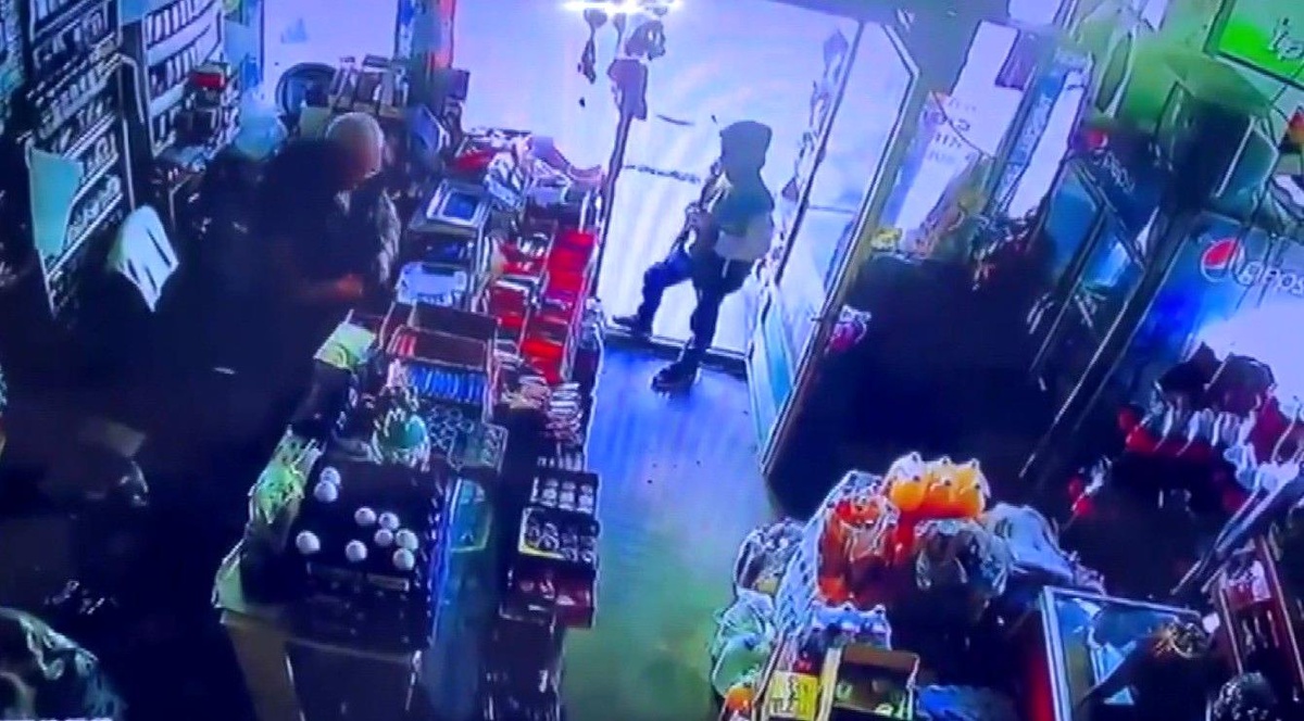Çocuklardan akılalmaz hırsızlık planı: Biri oyaladı, diğeri ise paraları aldı