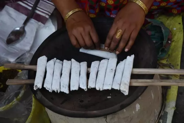 Hindistan'ın Assam Eyaletinde Bhogali Bihu Festivali İçin Toplu Halde Balık Tutuldu