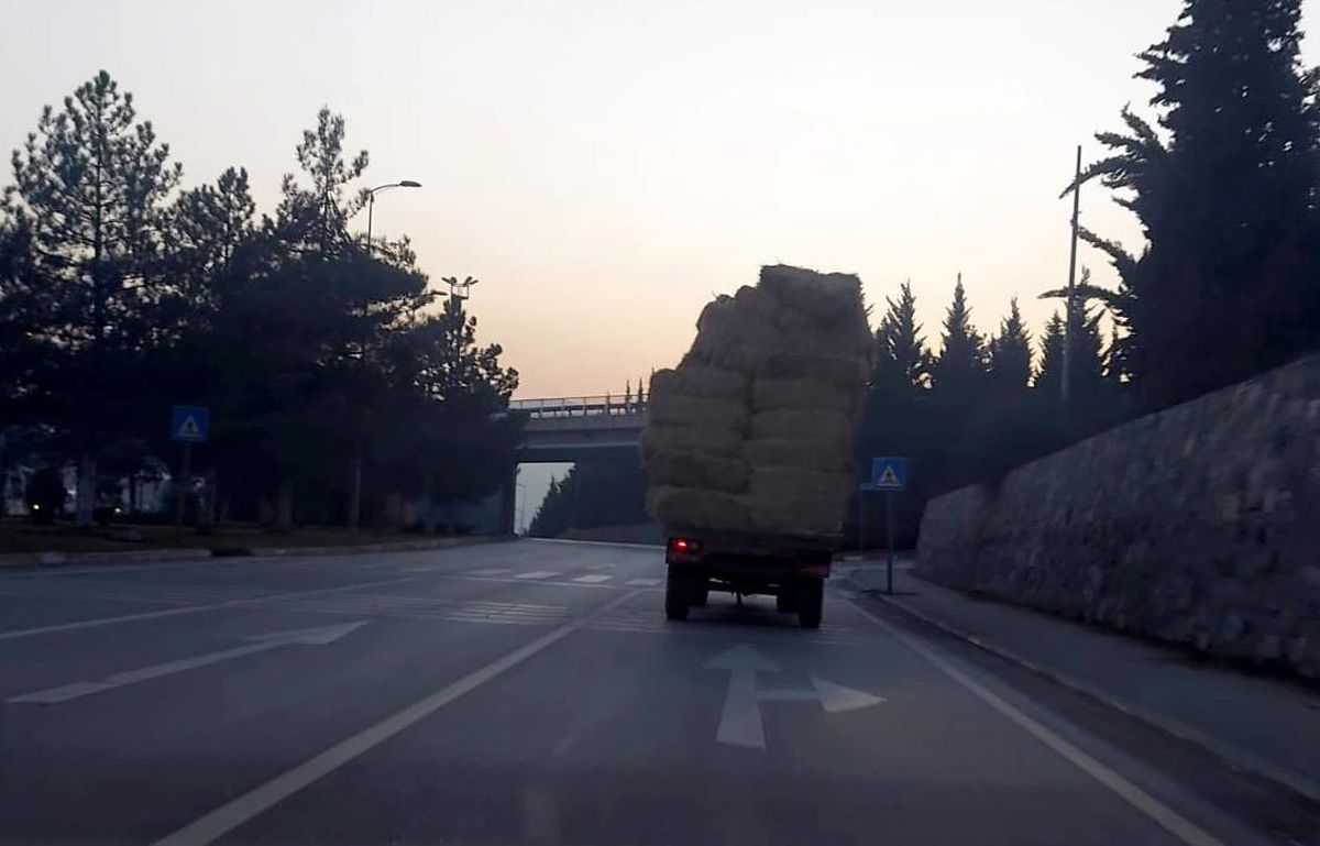 Karabük\'te aşırı yüklü traktörün tehlikeli yolculuğu kameraya yansıdı