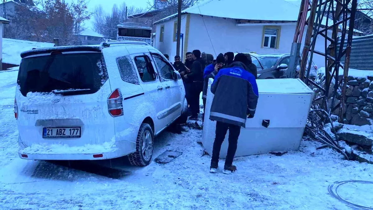 Karlıova'da hafif ticari araç elektrik trafosuna çarptı