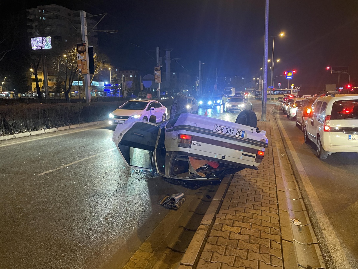 Kayseri\'de takla atan otomobildeki 3 kişi yaralandı
