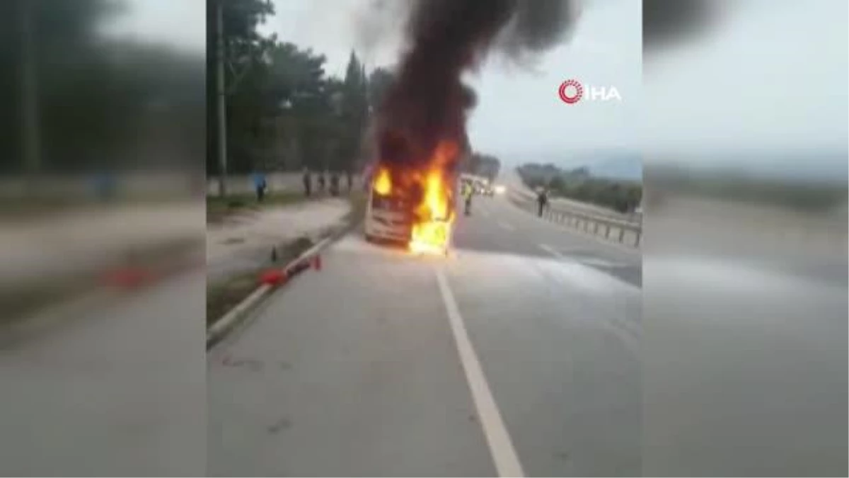 Kırkağaç\'ta toplu taşıma otobüsü alev alev yandı
