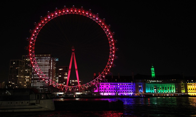 London Eye Yaklaşan Çin Yeni Yılı'nı Kutlamak İçin Kırmızı Işıkla Aydınlatıldı