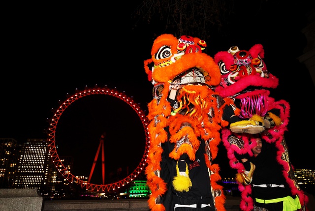 London Eye Yaklaşan Çin Yeni Yılı'nı Kutlamak İçin Kırmızı Işıkla Aydınlatıldı