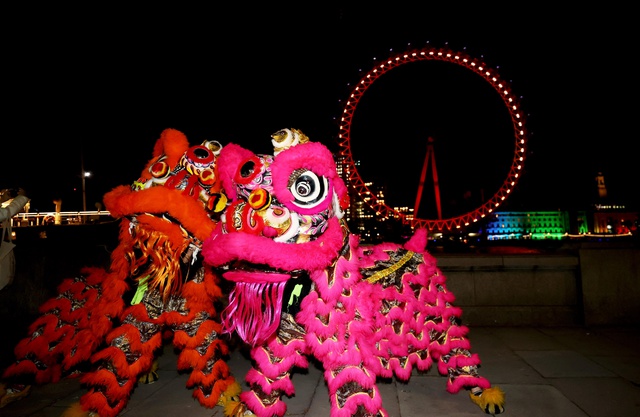 London Eye Yaklaşan Çin Yeni Yılı'nı Kutlamak İçin Kırmızı Işıkla Aydınlatıldı