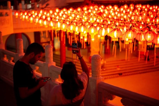 Malezya'da Çin Yeni Yılı'nı Karşılamak İçin Kırmızı Fenerler Yakıldı