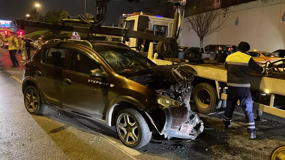 Maltepe\'de minibüse çarpan otomobildeki 4 kişi yaralandı