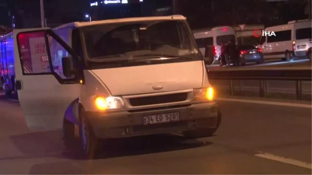 Maltepe\'de otomobil minibüse arkadan çarptı: 4 yaralı