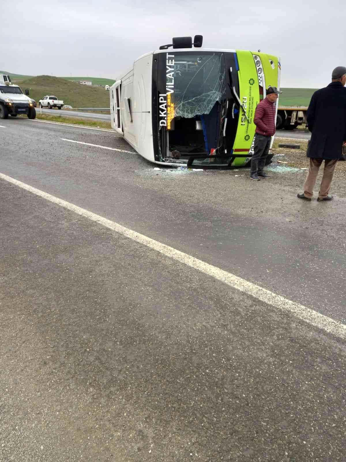 Muayeneye giden midibüs kaza yaptı: 2 yaralı