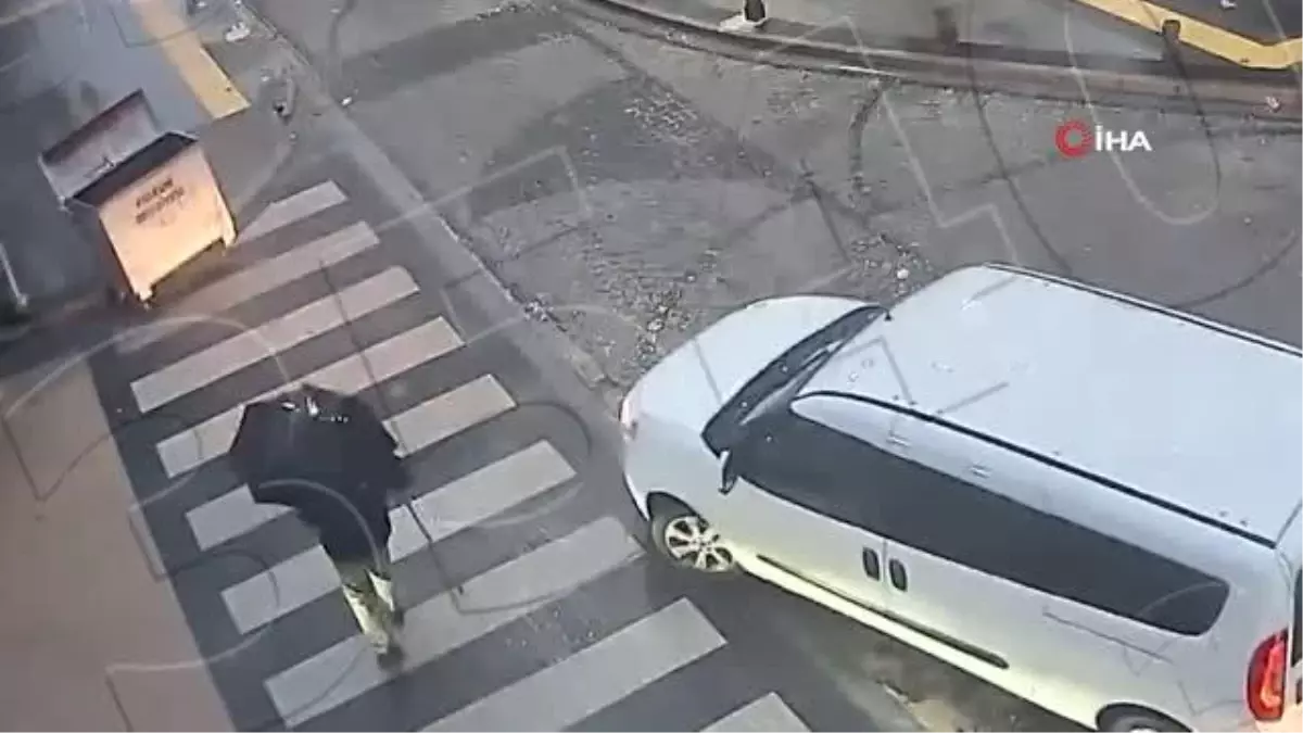 Ölüm teğet geçti... Hatalı park yapan sürücünün açtığı kapı motosikletliye çarptı