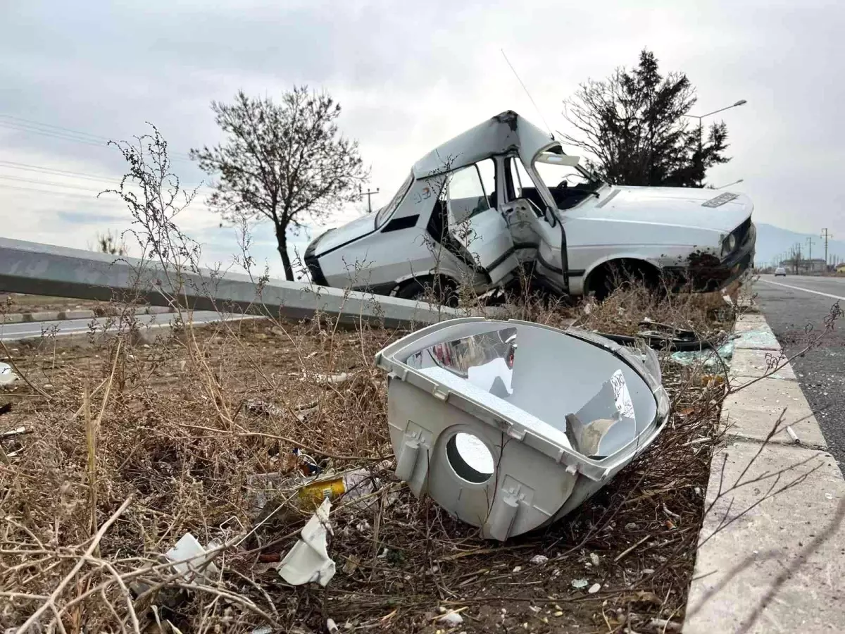 Ortadan ikiye bükülen otomobilin sürücüsü araçta sıkıştı