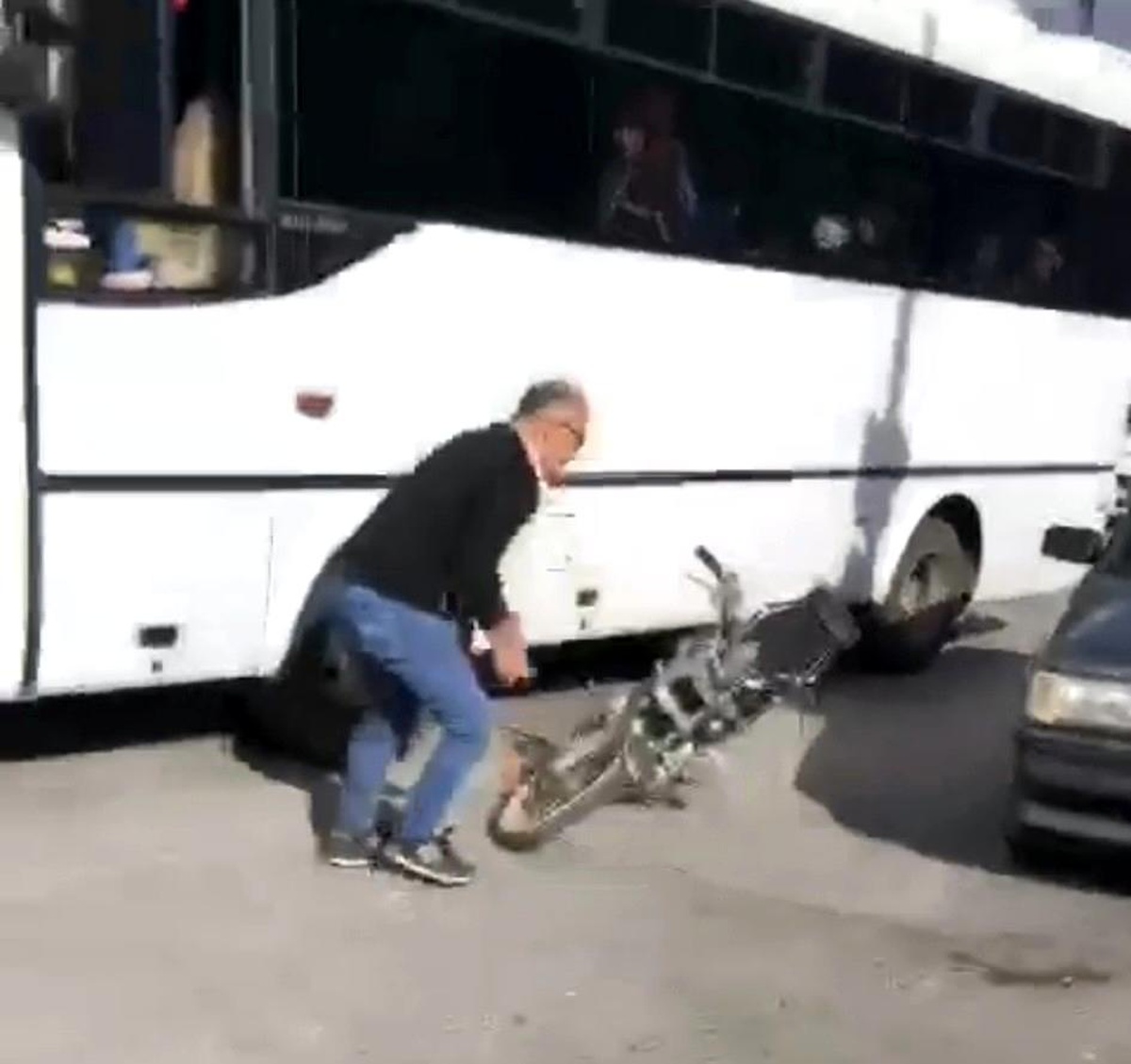 Otobüs şöförü ile kurye sözlü tartışmaya girdi, belediye işlem yaptı