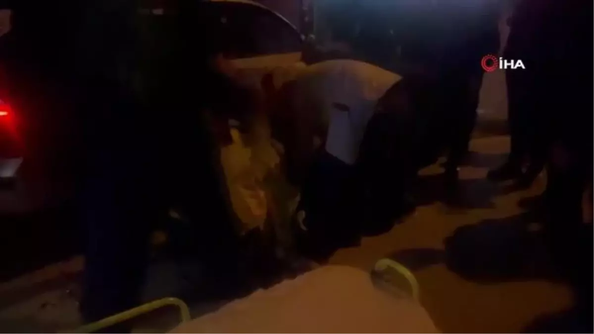 Otomobil ile motosiklet sürücüsünün kazaya karıştığı anlar kamerada