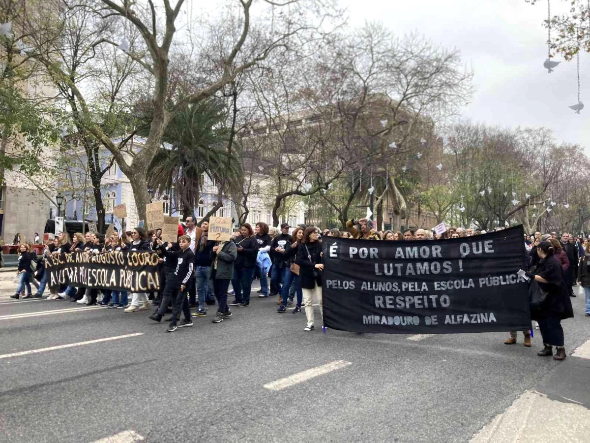 Portekiz\'de maaşların iyileştirilmesini isteyen öğretmenler sokaklara döküldü