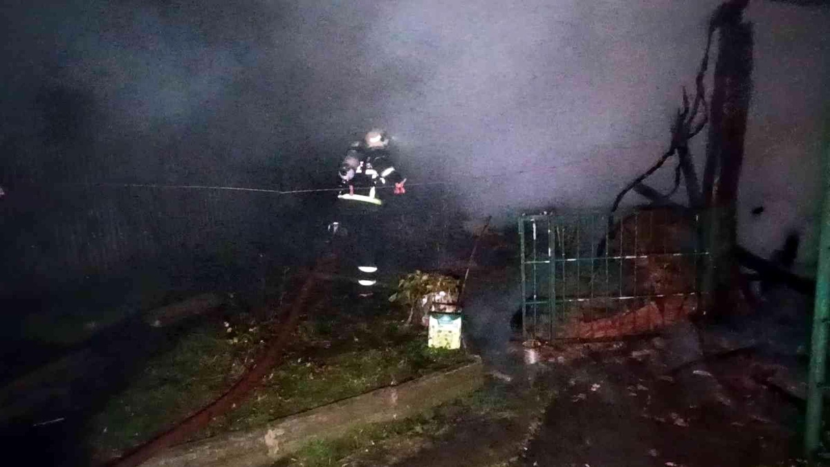Samanlık yangınında itfaiye eri dumandan etkilendi