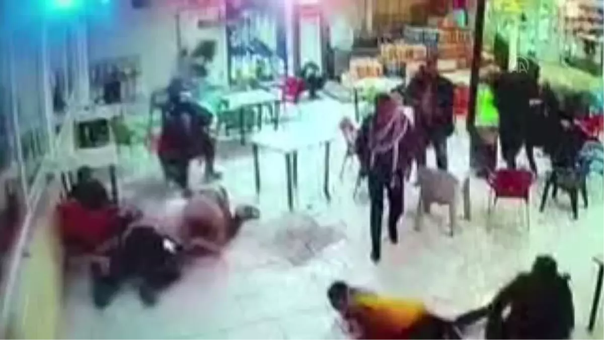 ŞANLIURFA - 4 kişinin yaralandığı silahlı kavga güvenlik kamerasına yansıdı