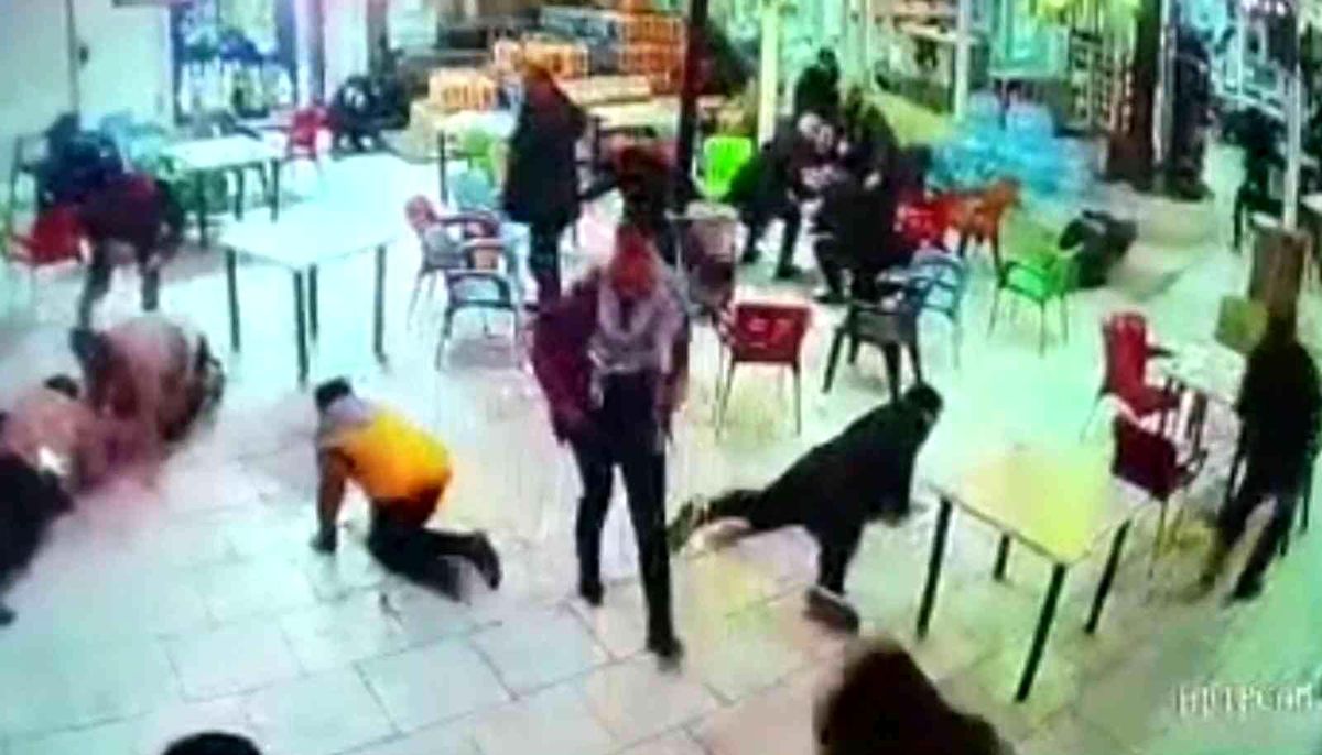 Şanlıurfa\'da husumetli iki ailenin silahlı kavgasında yaşanan panik kamerada