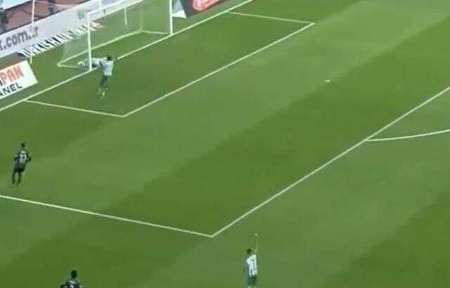 Sen ne yaptın Mert! Kendi kalesine attığı gol ile Beşiktaş maçının önüne geçti