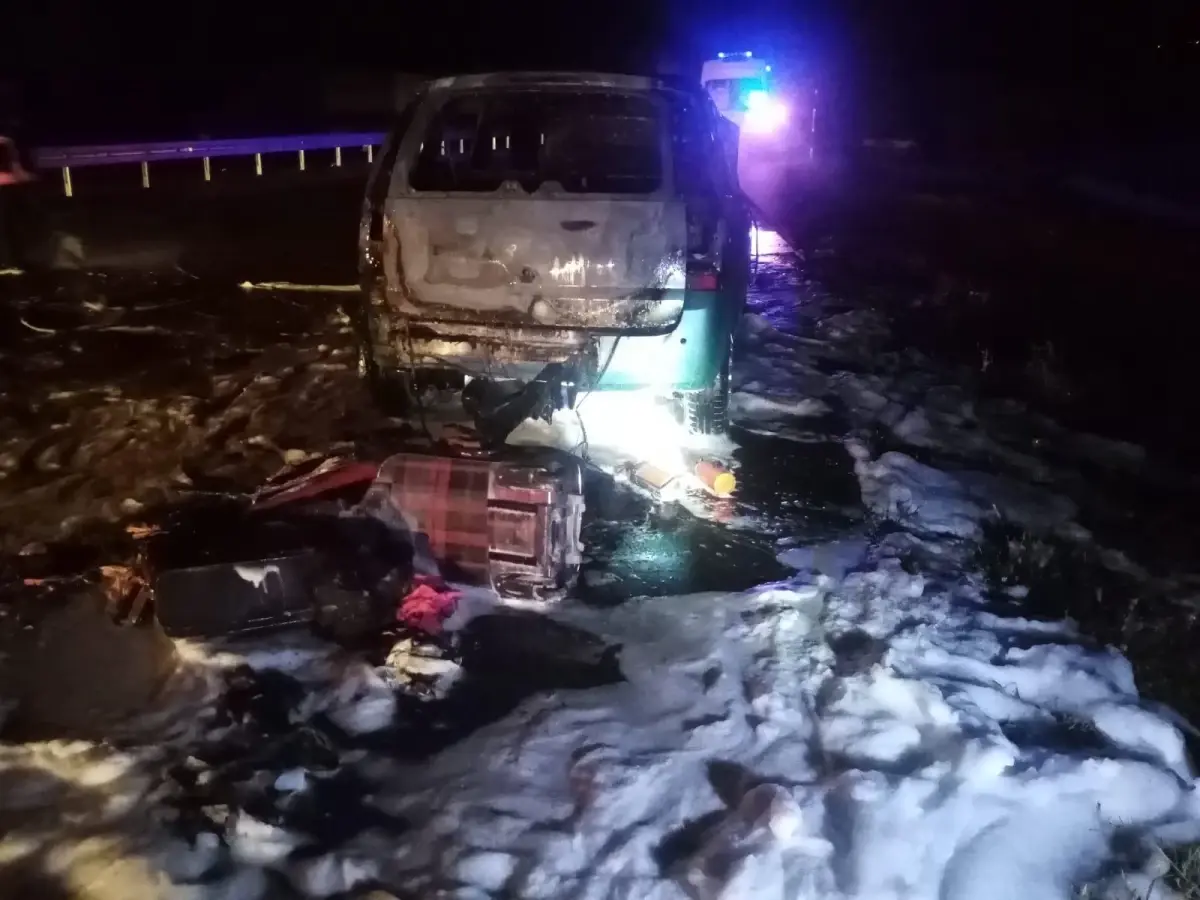 Sivas\'ta seyir halindeyken yanmaya başlayan otomobil kullanılamaz hale geldi