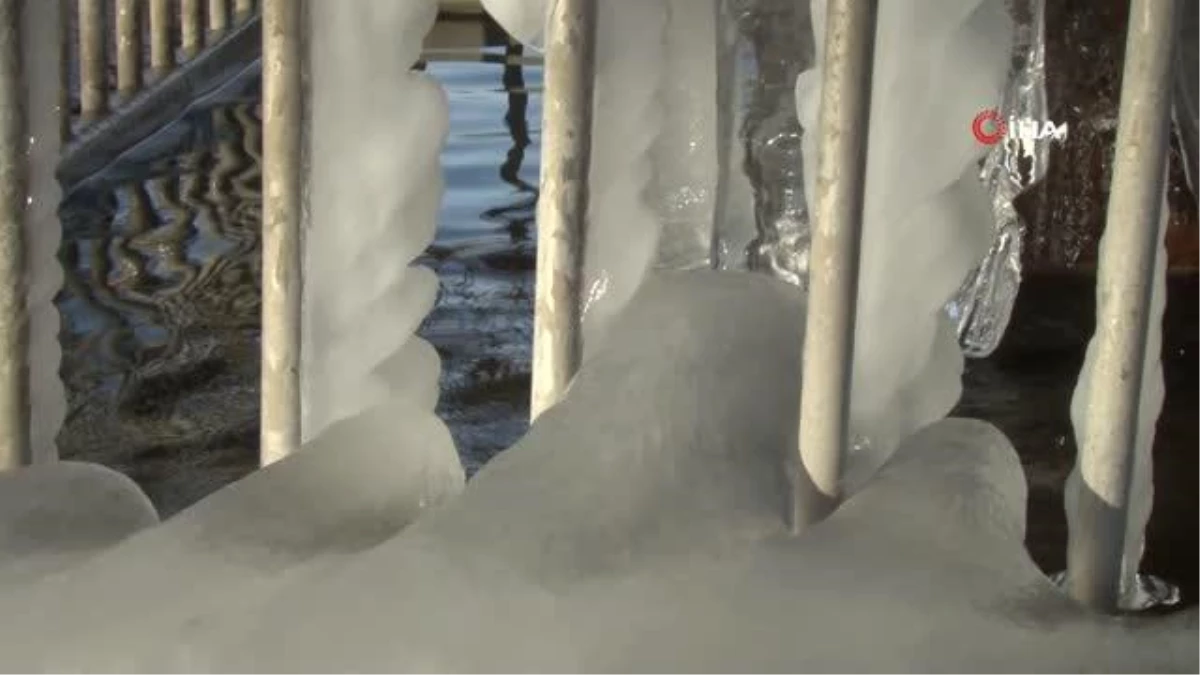 Soğuk havadan şadırvanlar buz tuttu