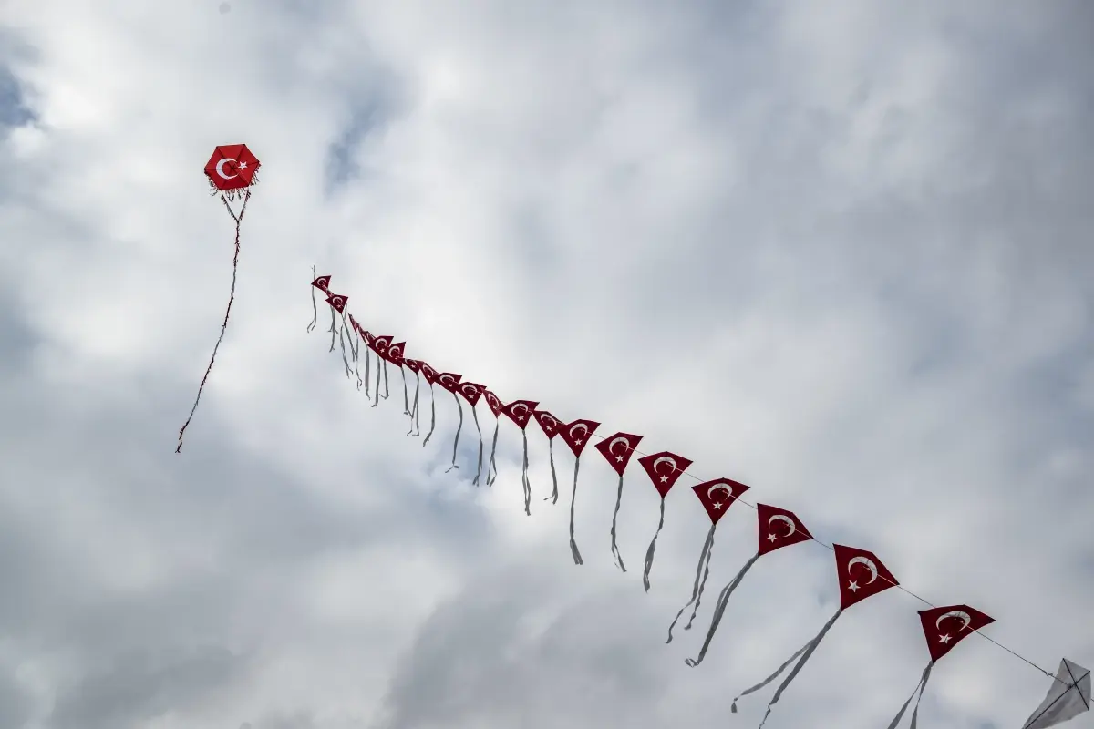 Üsküdar\'da Türk bayraklı 150 uçurtma, boğazın üzerinde 225 metrelik zincir oluşturdu