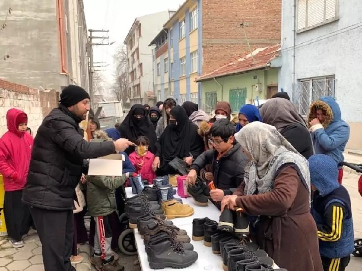 Yardımsever imam mahalledeki çocuklara umut oldu