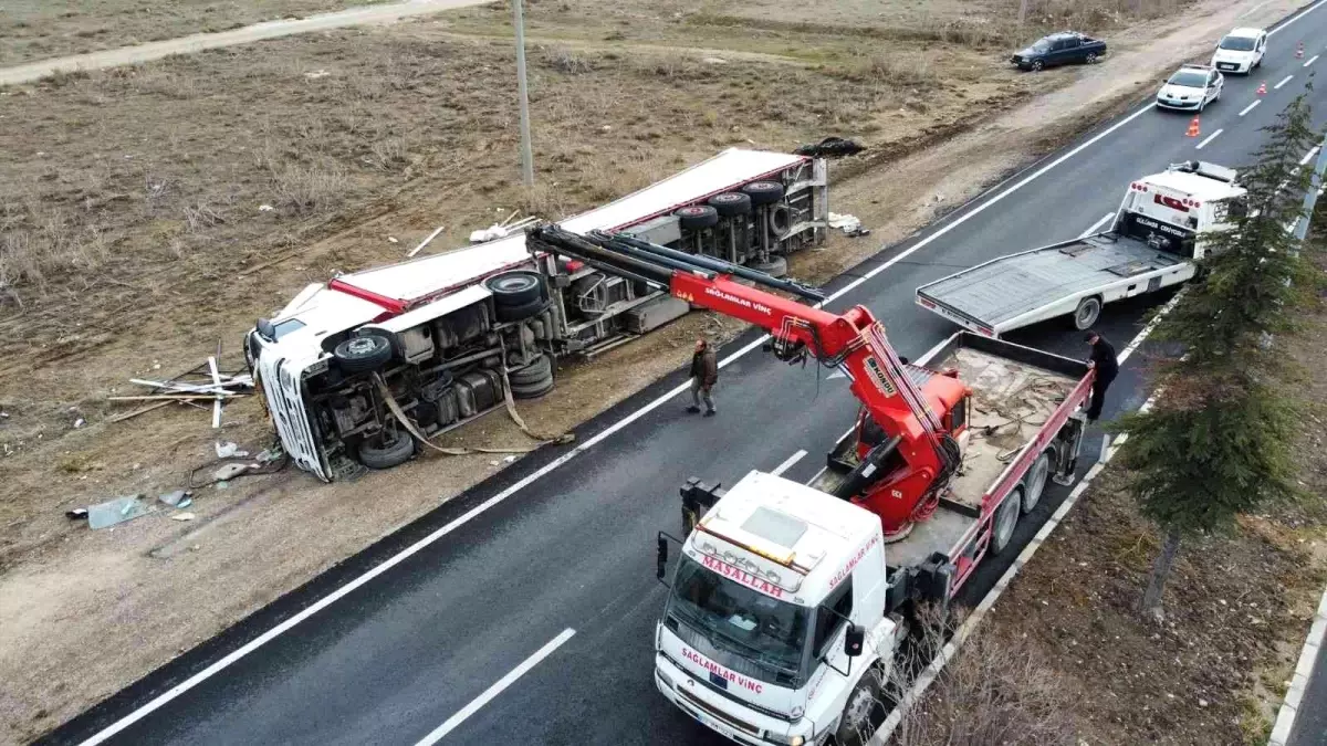 Yol kenarına devrilen tekstil malzemesi yüklü tır yoğun uğraşlar sonucu kaldırıldı