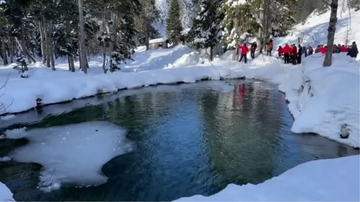 1700 rakımdaki gölde ocak ayında yüzme şenliği yapıldı