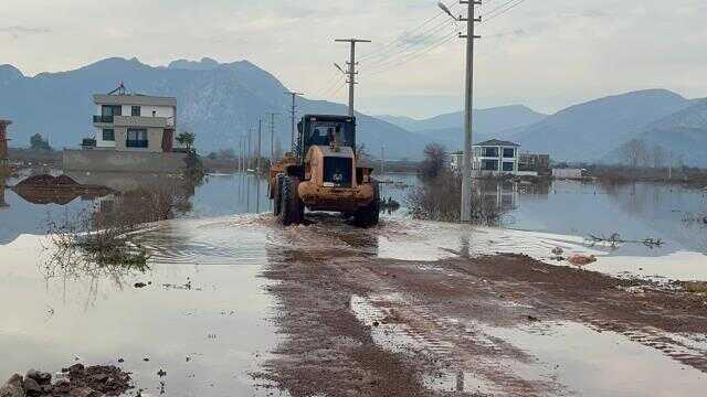 Antalya'da yağmur suları nedeniyle evlerinden çıkamayanlar iş makinasıyla taşınıyor