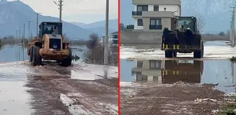 Antalya'da yağmur suları nedeniyle evlerinden çıkamayanlar iş makinasıyla taşınıyor