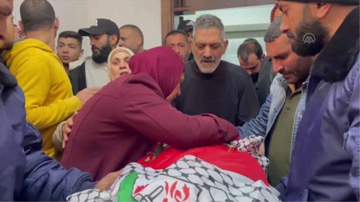 Batı Şeria\'da İsrail askerlerince öldürülen Filistinli son yolculuğuna uğurlandı