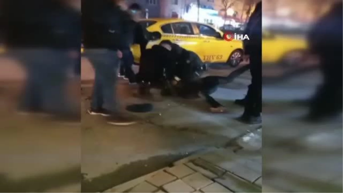 Beyoğlu\'nda Afrikalı torbacıya gözaltı kamerada: Ayakkabısından eroin saçıldı