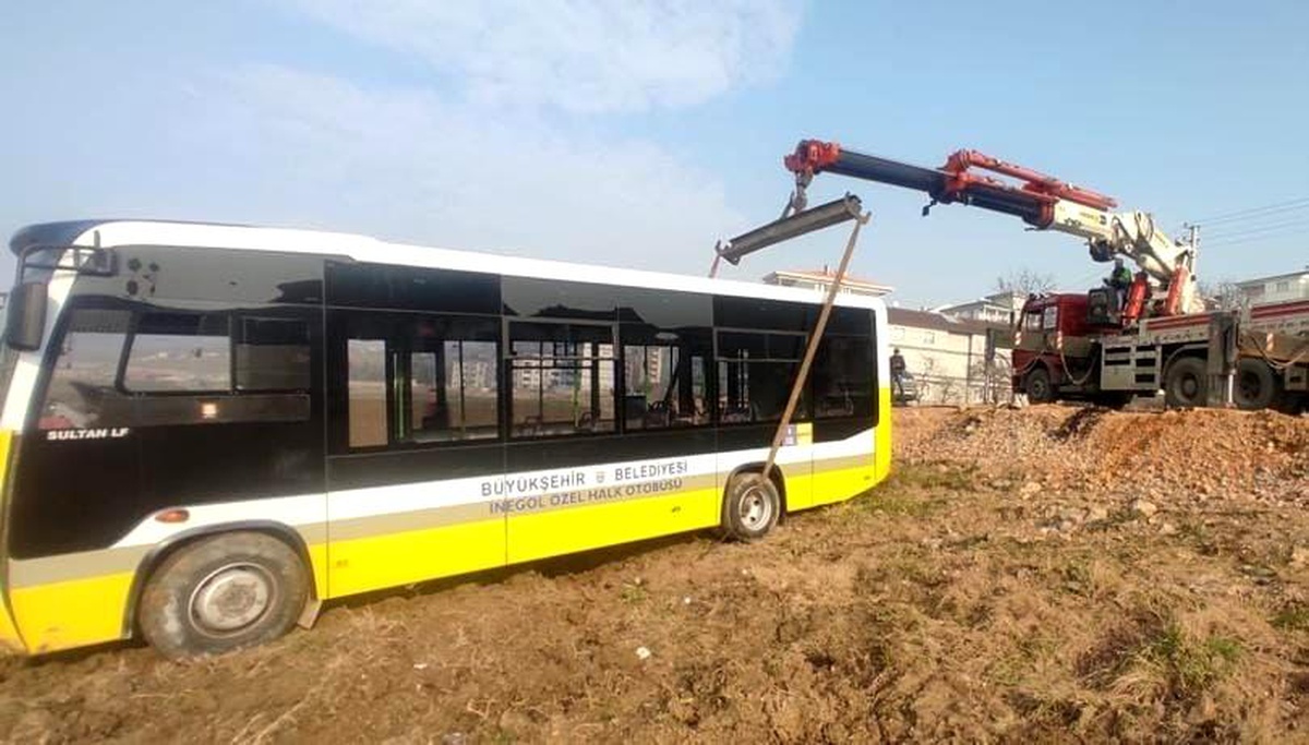 Çalıştırmak istediği otobüsle tarlaya uçtu