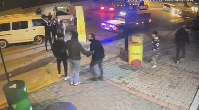 Çekmeköy'de pompalı tüfekle dehşeti yaşattılar; araçlarla sokağı savaş alanına çevirdiler Çekmeköy'de pompalı tüfekle dehşeti yaşattılar; araçlarla sokağı savaş alanına çevirdiler