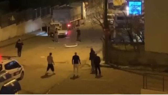 Çekmeköy'de pompalı tüfekle dehşeti yaşattılar; araçlarla sokağı savaş alanına çevirdiler Çekmeköy'de pompalı tüfekle dehşeti yaşattılar; araçlarla sokağı savaş alanına çevirdiler