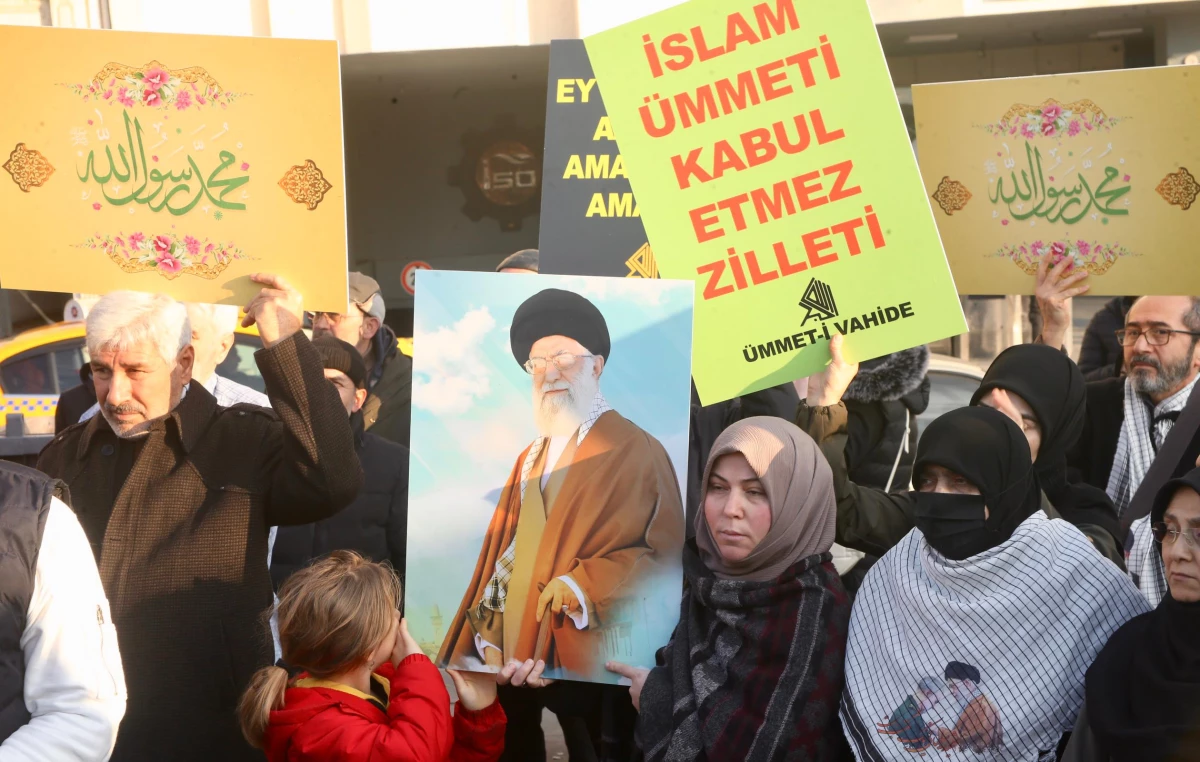 Charlie Hebdo\'nun Hamaney karikatürleri İstanbul\'da protesto edildi