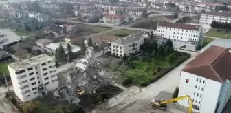 Depremde ağır hasar gören 2 lise lojmanı yıkılıyor
