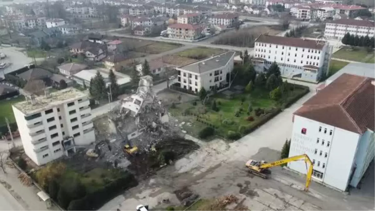 Depremde ağır hasar gören 2 lise lojmanı yıkılıyor