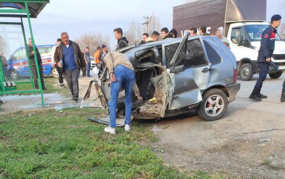 Durağa çarpan otomobil ikiye bölündü: 2 yaralı