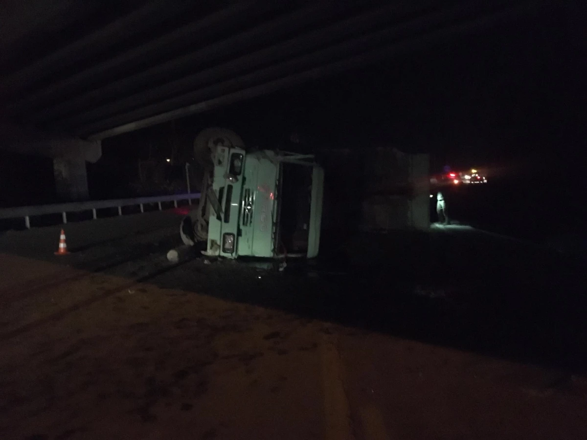 Düzce\'de kamyonun açık unutulan damperinin köprüye çarpması sonucu 3 kişi yaralandı