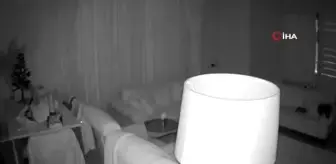 Elazığ'daki 4.9 büyüklüğündeki depremin şiddeti evin kamerasına böyle yansıdı