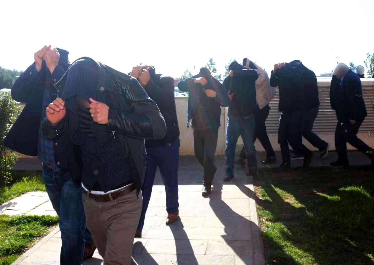 Erzincan\'da başkalarının yerine ehliyet sınavına giren 8 kişi ile 2 organizatör yakalandı