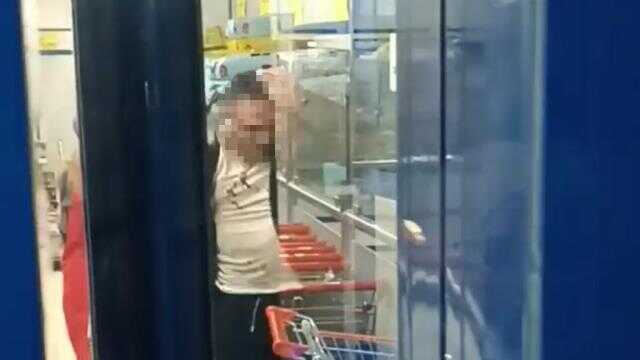 Esenyurt'ta market çalışanı ile müşteri kavga etti, ortalık savaş alanına döndü Esenyurt'ta market çalışanı ile müşteri kavga etti, ortalık savaş alanına döndü
